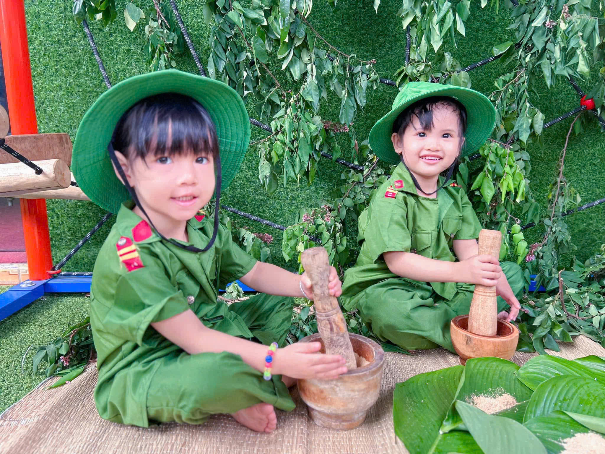 BÉ LÀM CHÚ BỘ ĐỘI TÍ HON