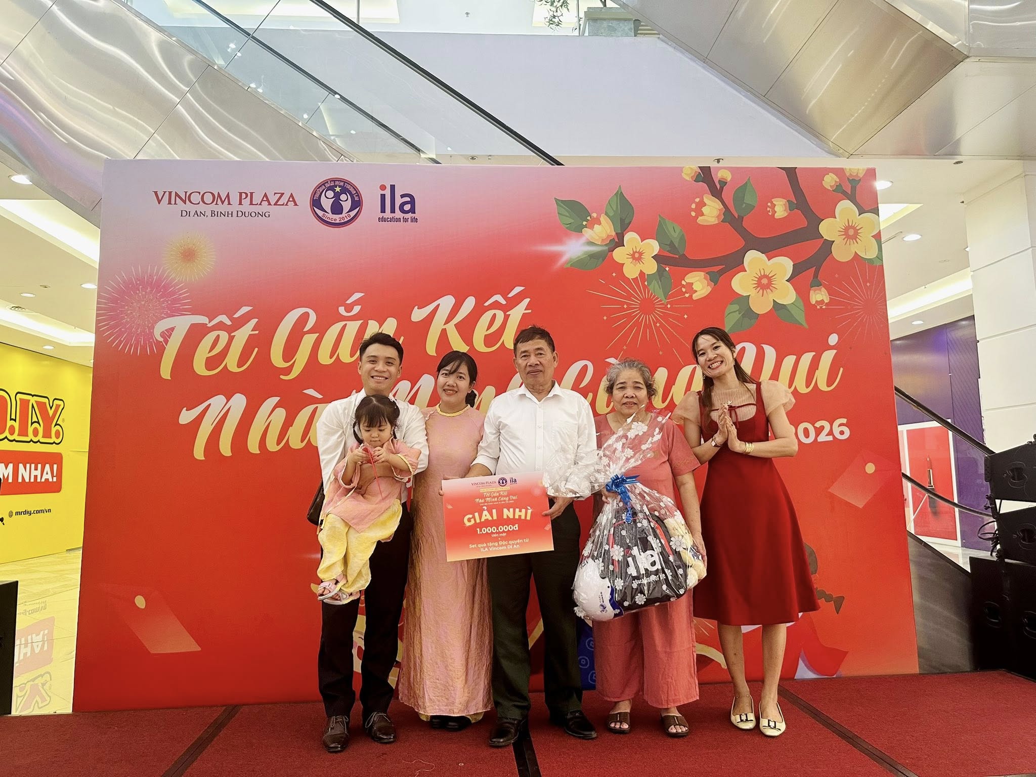 TRÌNH DIỄN THỜI TRANG & NHẬN GIẢI – NIỀM VUI NGẬP TRÀN