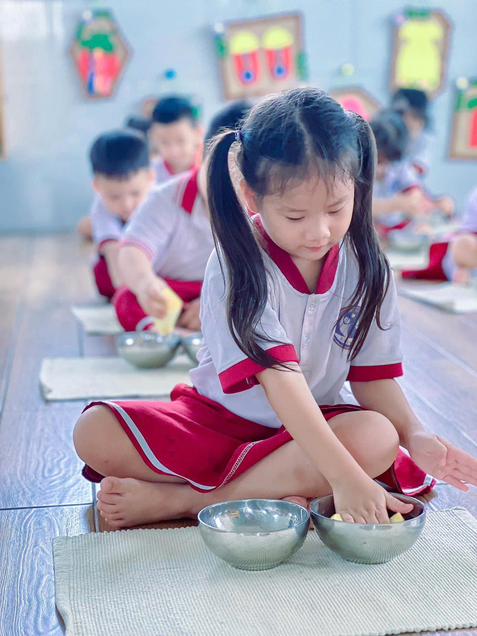 Kỹ năng chuyển nước bằng mút xốp .